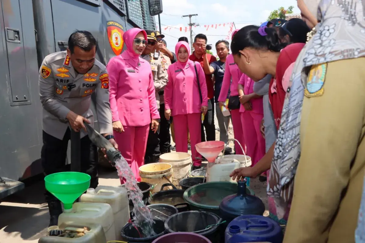 Kekeringan Meluas, Polresta Cirebon Salurkan Bantuan Air Bersih di Desa Slangit