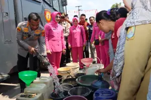 Kekeringan Meluas, Polresta Cirebon Salurkan Bantuan Air Bersih di Desa Slangit