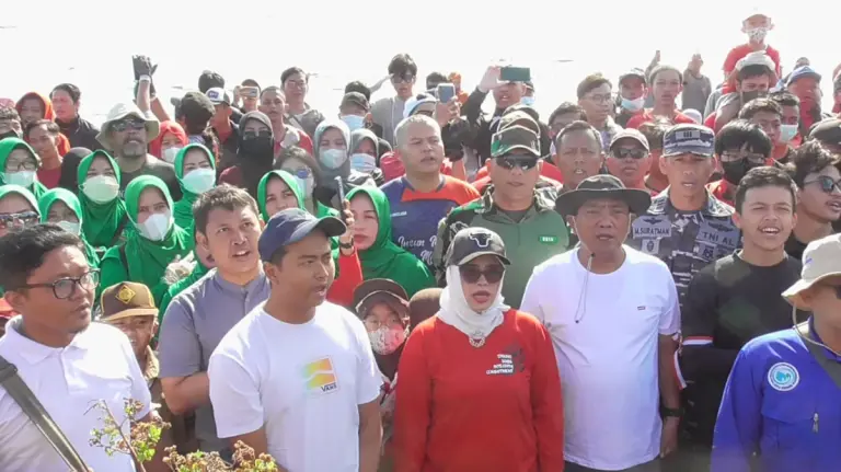 Wali Kota Cirebon Turun Bersihkan Pantai Kesenden, Ajak Warga Bersama Jaga Lingkungan