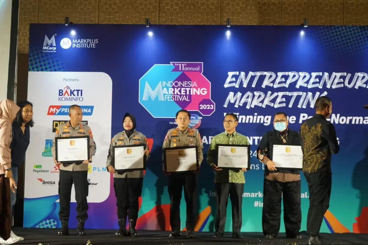 Polresta Cirebon Raih Penghargaan Public Service of The Year Jabar 2023