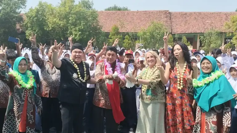 SMPN 1 Talun dan Vision of Peace Initiative Kolaborasi Ajak Siswa Jadi Duta Perdamaian Dunia