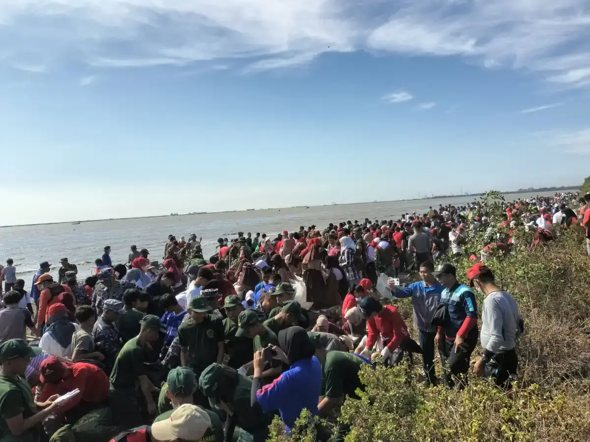 Digagas Pandawara Grup, Ribuan Warga Bersihkan Sampah di Pantai Kesenden