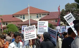 Demo di Kantor Bupati, Massa FGCAA Larang Rocky Gerung Datang ke Cirebon