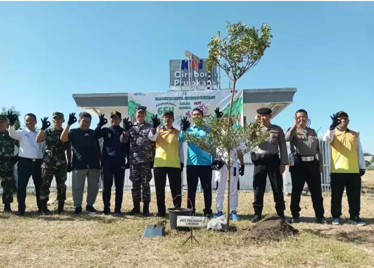 KAI Daop 3 Cirebon Tanam 654 Pohon Wujud Pelestarian Lingkungan