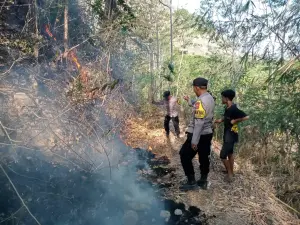 Polresta Cirebon Turunkan Personel Bantu Padamkan Karhutla di Wilayah Majalengka
