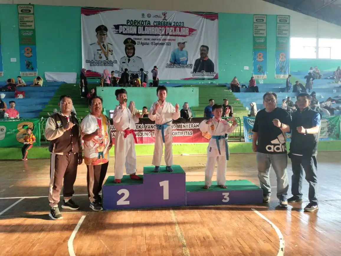 Korwil Kesambi, SMPN 1 dan SMAN 1 Juara Umum Karate di Popkota 2023