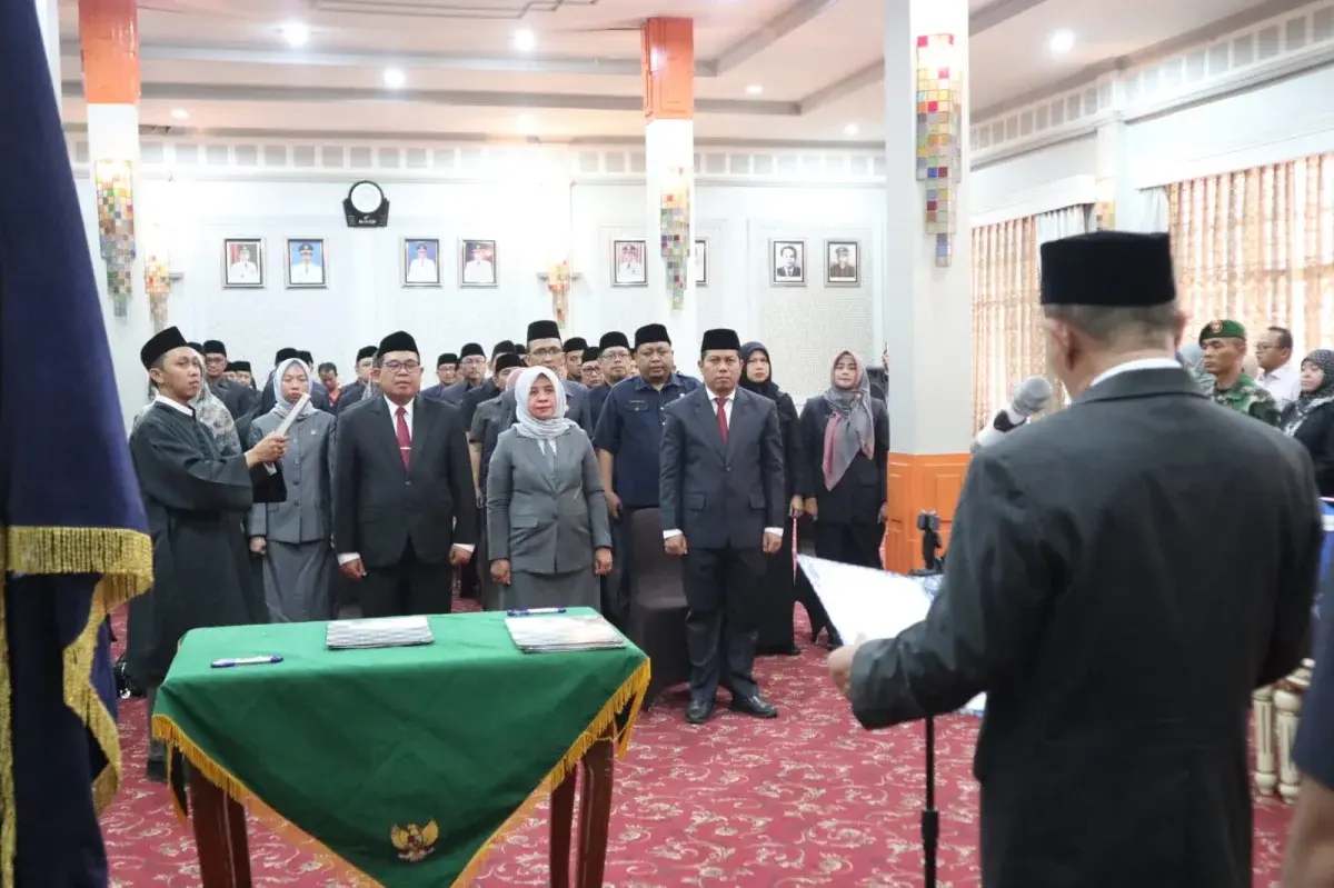 Jelang Akhir Masa Jabatan, Wali Kota Cirebon Lantik Puluhan Pejabat Eselon II, III, dan IV