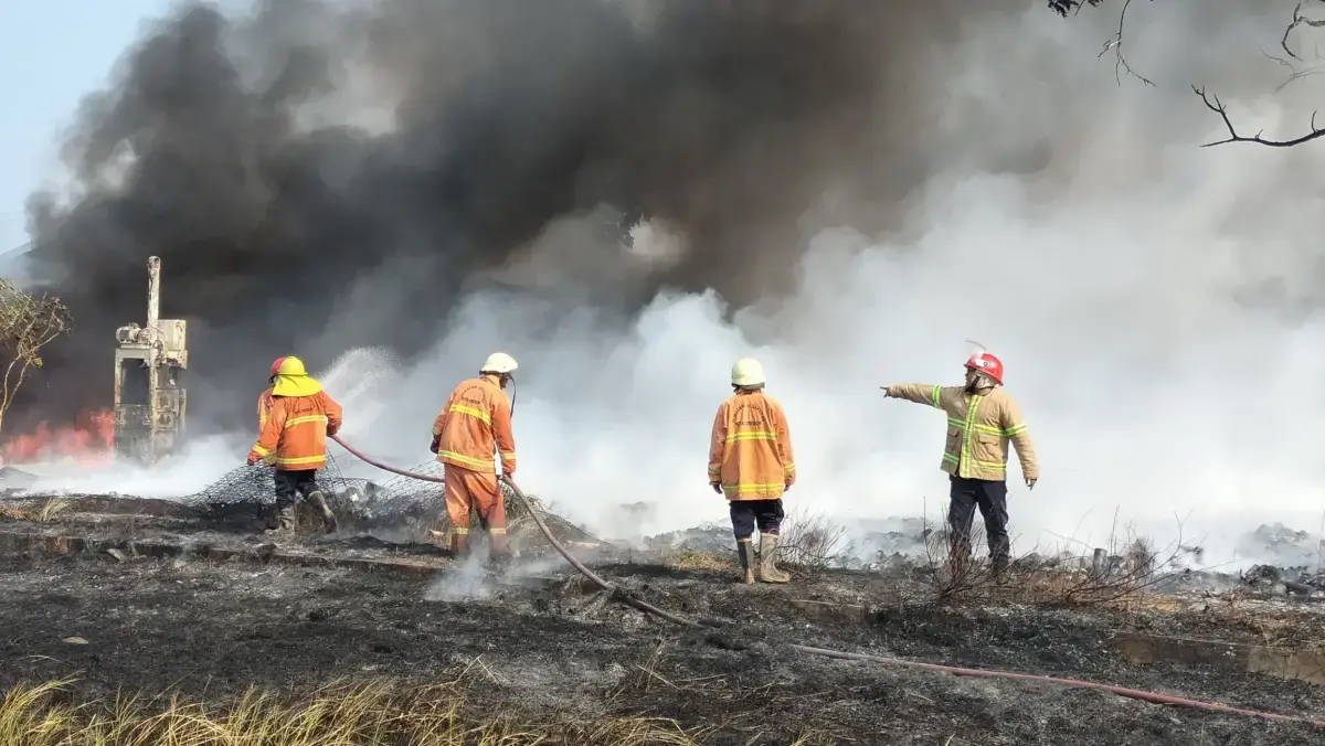Gudang Rongsok di Kawasan Kesenden Kota Cirebon Terbakar