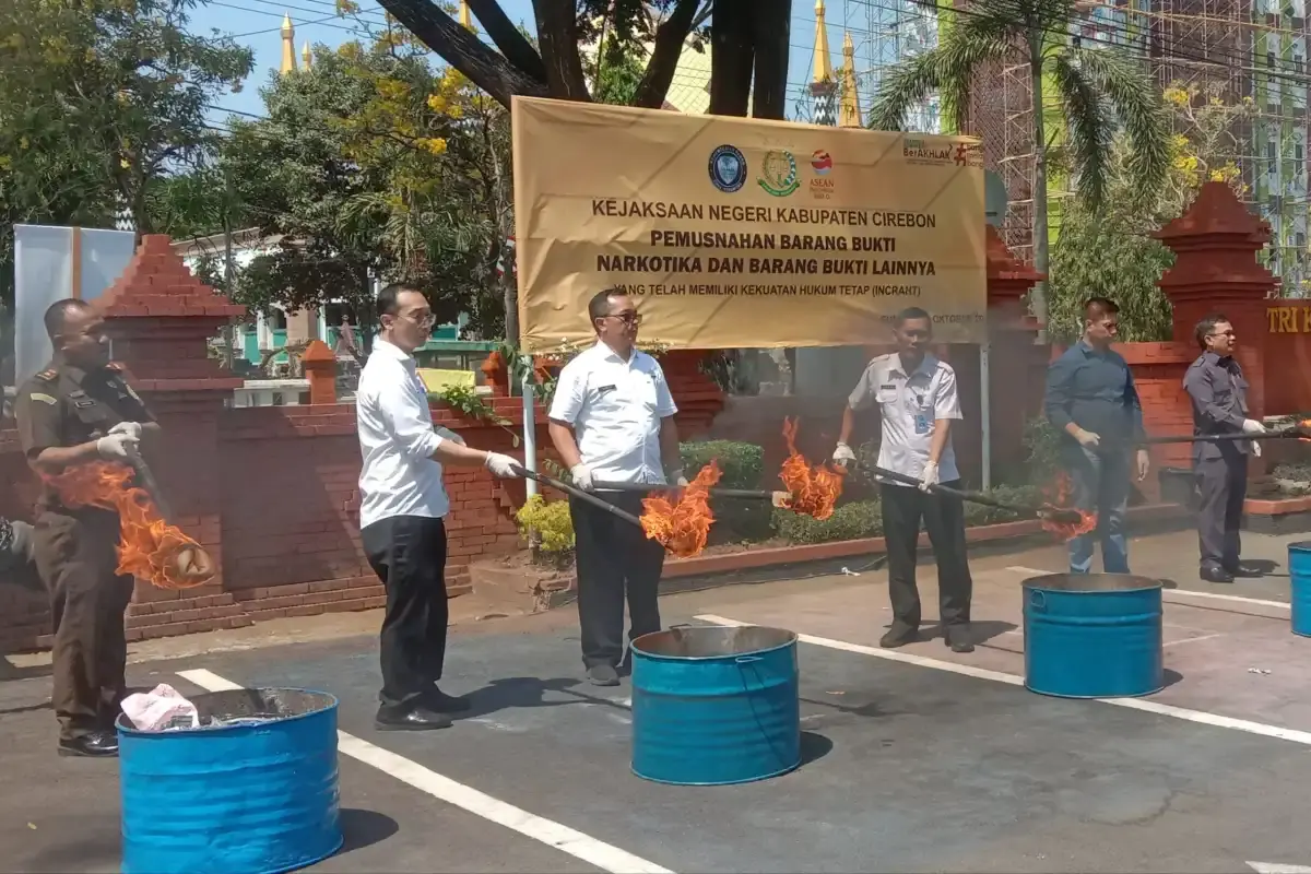 Kejari Kabupaten Cirebon Musnahkan Sajam hingga Narkoba Hasil Kejahatan