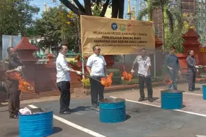 Kejari Kabupaten Cirebon Musnahkan Sajam hingga Narkoba Hasil Kejahatan