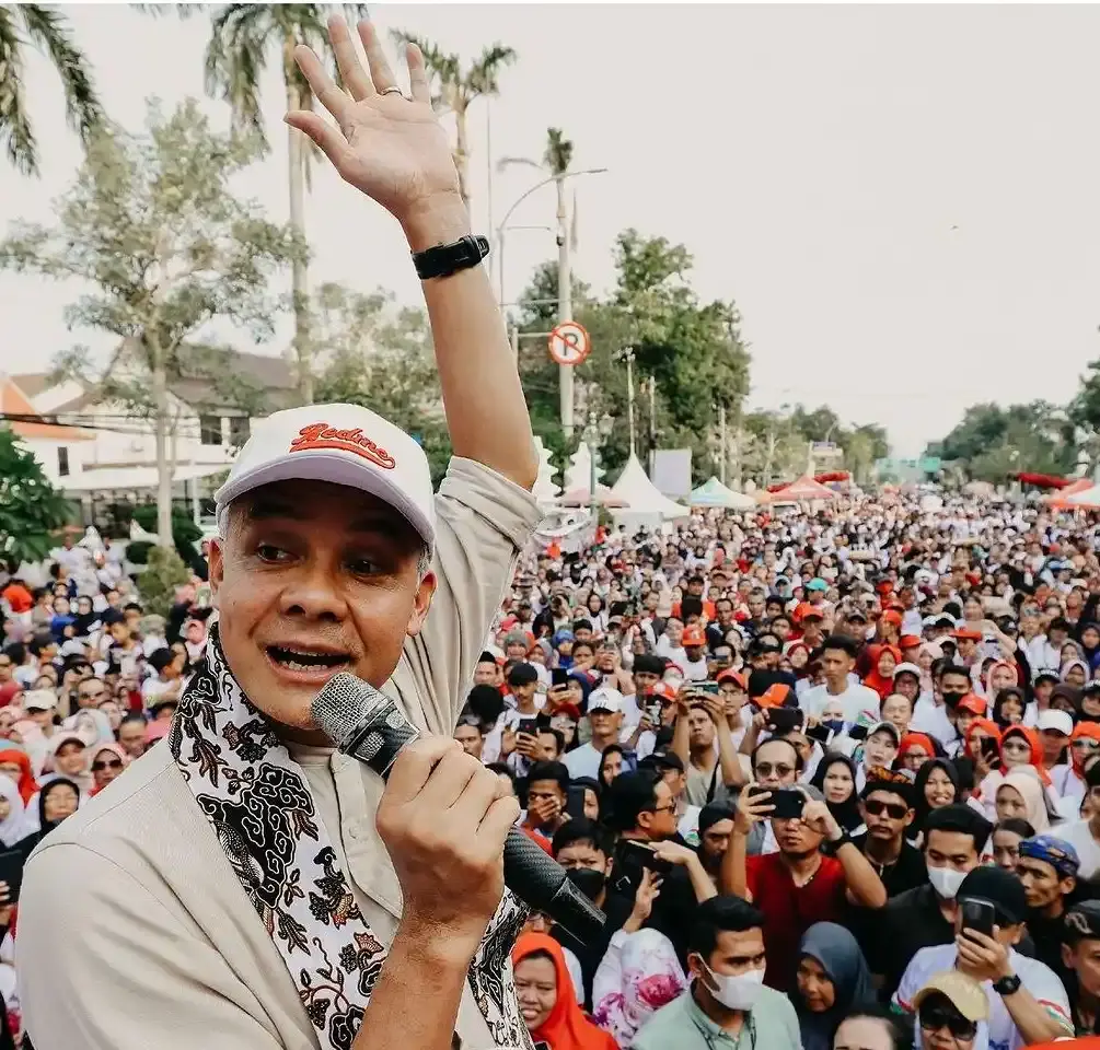 Ganjar Pranowo Sapa Ribuan Warga Cirebon, Kepincut Ikan Asin Jambal Roti dan Batik