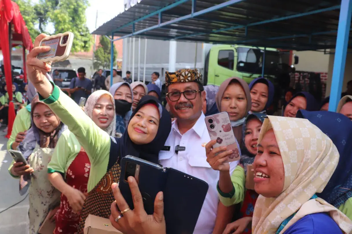 Keceriaan Buruh Pabrik Rokok Usai Terima BLT, Imron: Targetkan DBHCHT Terus Naik