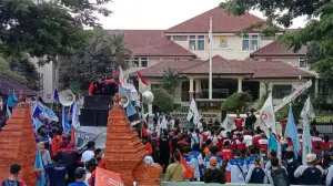 Tuntut UMK 2024 Naik 15 Persen, Aliansi Buruh Cirebon Demo Kantor Bupati