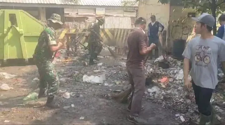 TNI Gelar Kerja Bakti Bersihkan Sampah di Lingkungan Pasar, Antisipasi Penyakit Musim Hujan