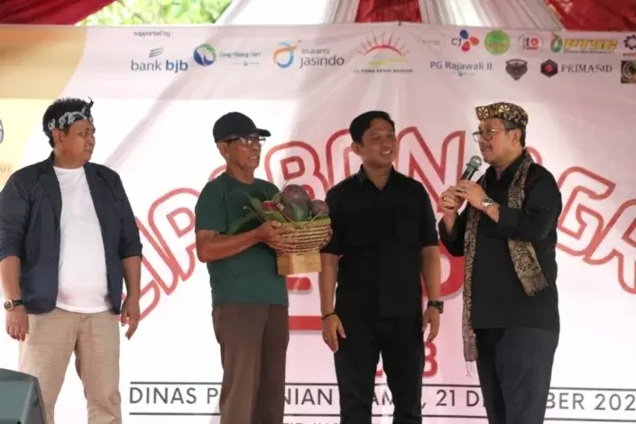 Kembangkan Pasar Komoditas Pertanian Melalui Cirebon Agro Expo, Bupati Diberi Petani Mangga Super 'Roman Ayu'