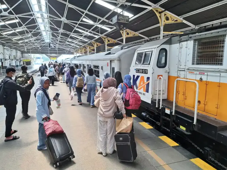 Selama Angkutan Nataru, PT KAI Daop 3 Cirebon Sediakan 74.390 Tempat Duduk