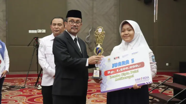 Siswi SMP Negeri 2 Gempol Tuai Prestasi, Juara 3 Lomba Cipta Puisi Tingkat Kabupaten Cirebon