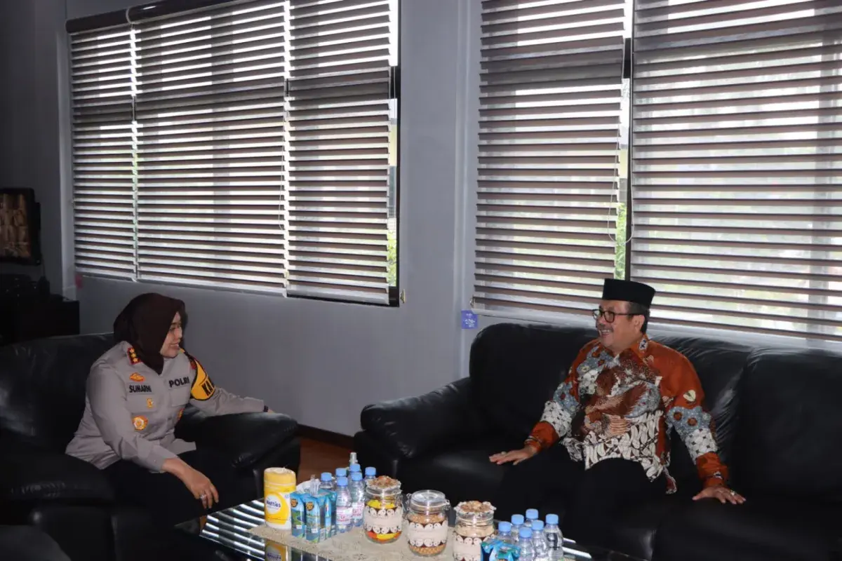 Hari Pertama Kerja, Kapolresta Cirebon Terima Kunjungan Bupati Imron
