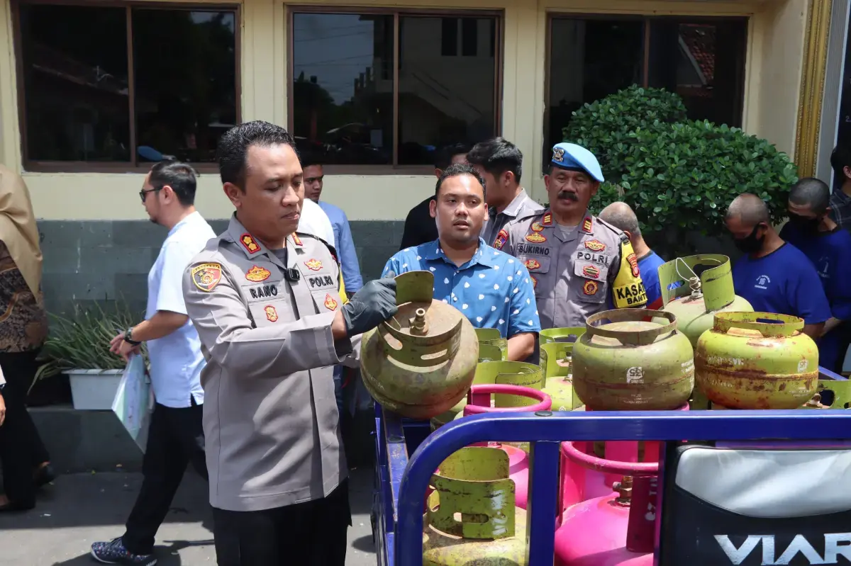 Lakukan Pengoplosan Gas Subsidi ke Tabung Gas Non Subsidi, Tiga Pria Ditangkap Polisi