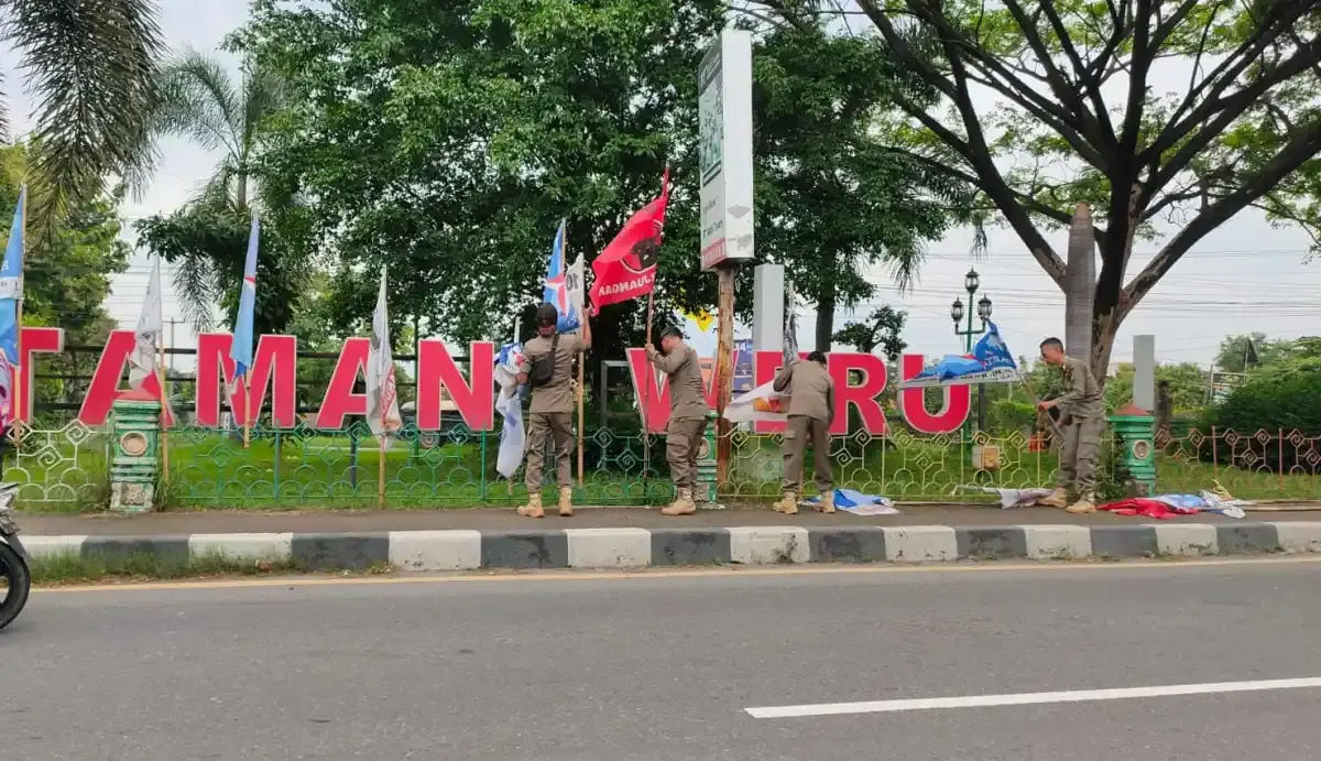 Dinilai Langgar Aturan, Bawaslu dan Satpol PP Kabupaten Cirebon Tertibkan Ratusan APK dan Baliho