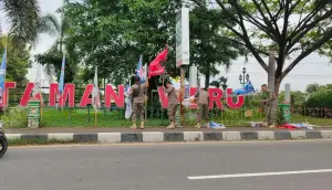 Dinilai Langgar Aturan, Bawaslu dan Satpol PP Kabupaten Cirebon Tertibkan Ratusan APK dan Baliho