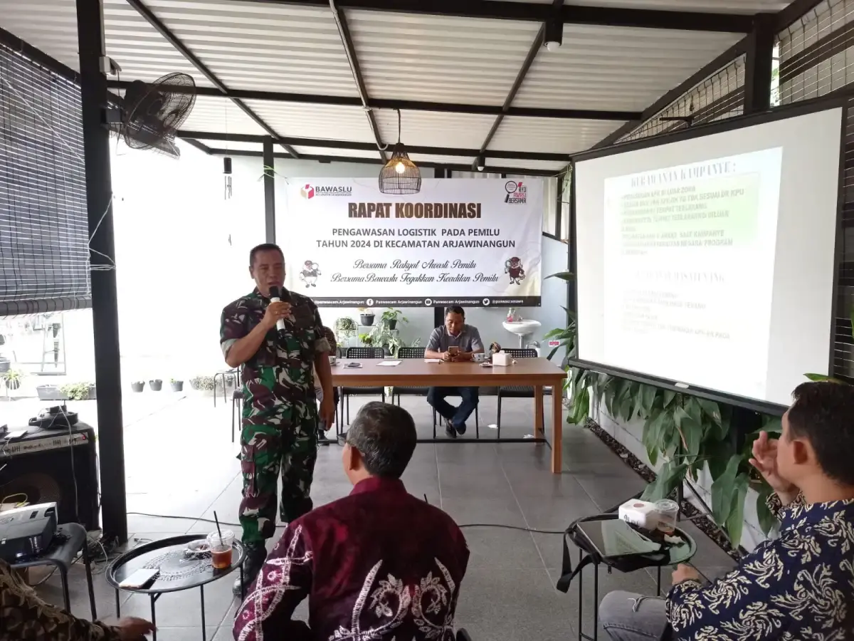Panwascam Arjawinangun Awasi Distribusi Logistik Pemilu 2024