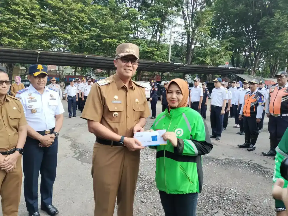 Hampir Rp1 Miliar, Pemda Kota Cirebon Bagikan Bansos untuk Mitra Ojol dan Pengemudi Angkot