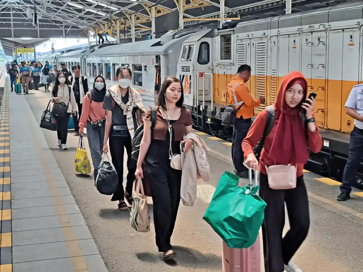 Libur Panjang Isra Mi'raj dan Imlek 2024, Penumpang KA di Stasiun Cirebon Meningkat 100 Persen
