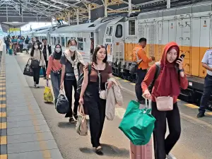 Libur Panjang Isra Mi'raj dan Imlek 2024, Penumpang KA di Stasiun Cirebon Meningkat 100 Persen