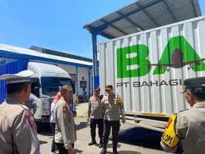 Polres Cirebon Kota Kawal Distribusi Logistik Pemilu dari Gudang KPU ke PPK