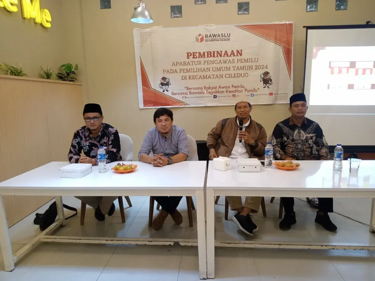 Panwascam Ciledug Konsen Bersihkan APK Peserta Pemilu di Masa Tenang