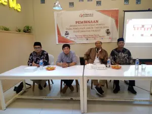 Panwascam Ciledug Konsen Bersihkan APK Peserta Pemilu di Masa Tenang