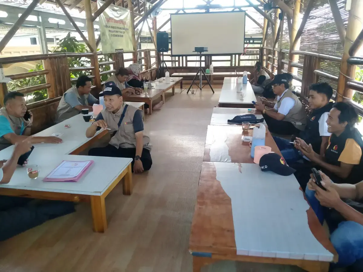 Panwascam Gebang Turunkan APK yang Masih Terpasang di Masa Tenang