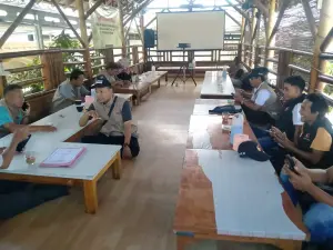 Panwascam Gebang Turunkan APK yang Masih Terpasang di Masa Tenang