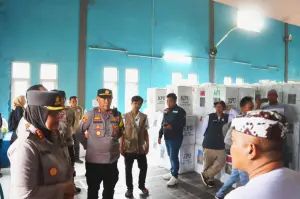 Gudang Logistik Dipastikan Aman Usai Pencoblosan, Kapolresta Cirebon Pimpin Pengecekan ke Tiap Kecamatan