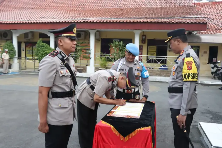 Kapolres Cirebon Kota Pimpin Sertijab Kapolsek Seltim