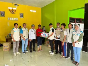 Tanggap Cepat PLN UP3 Cirebon dan YBM PLN Salurkan Bantuan Sembako pada Korban Banjir di Ciledug