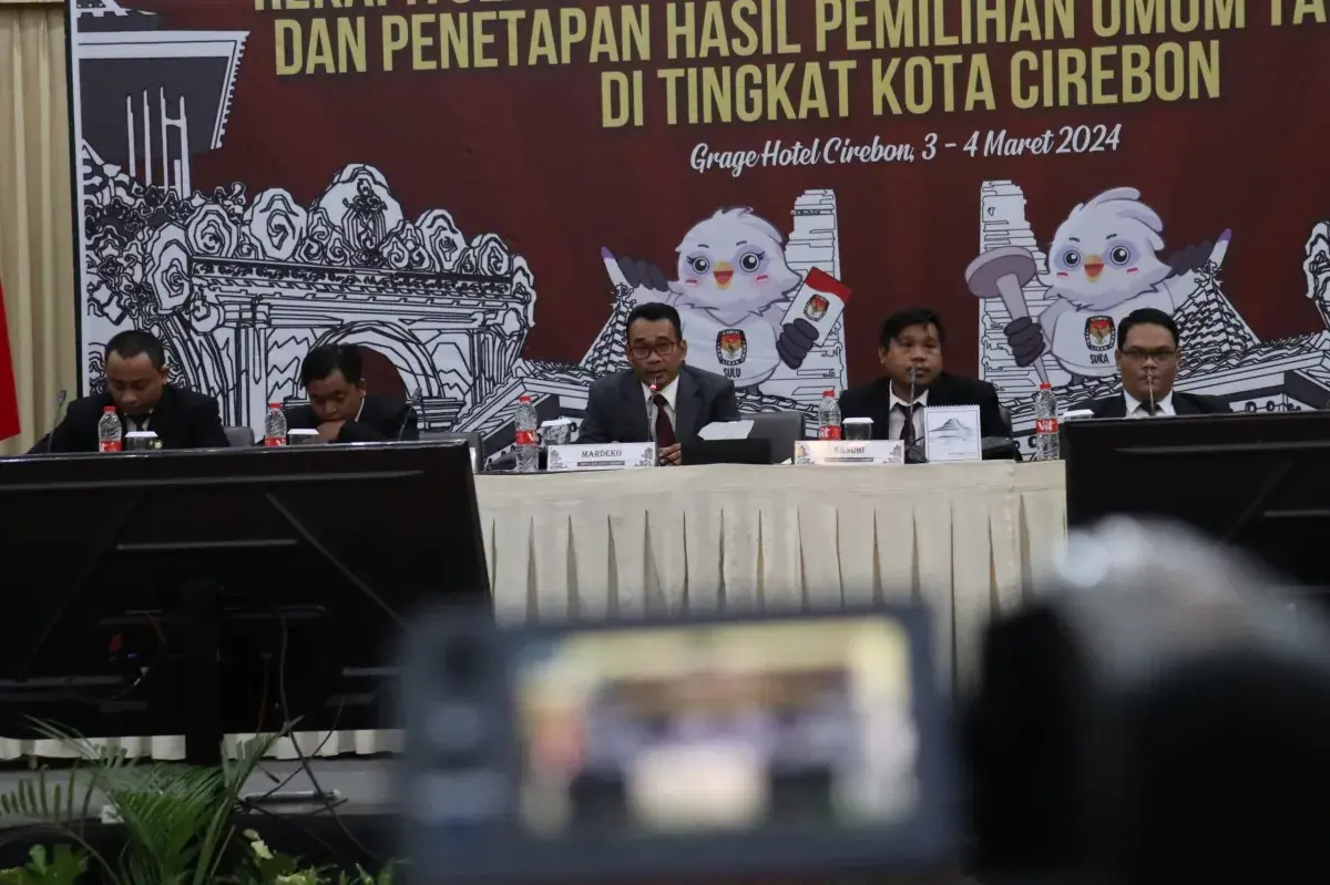 Rapat Rekapitulasi Hasil Perhitungan Perolehan Suara Tingkat Kota Cirebon, Pj Wali Kota Ajak Jaga Suara dan Konstitusi