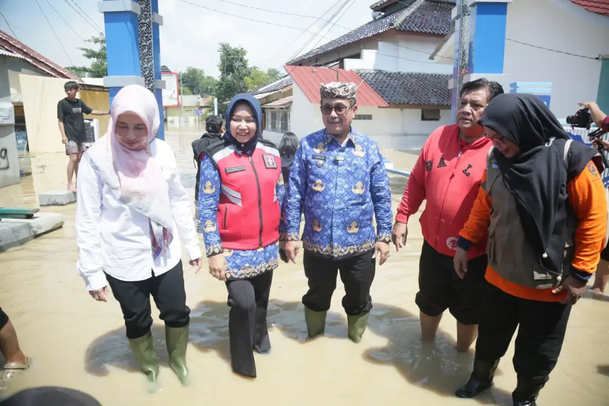 Sambil Bawa Batuan dan Kerahkan Pasukan, Bupati Tinjau Lokasi Banjir di Cirebon Timur