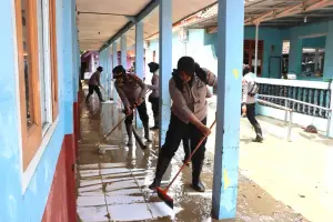 Bantu Warga Terdampak Banjir,  Polresta Cirebon Terjunkan Polwan Bersihkan Lumpur
