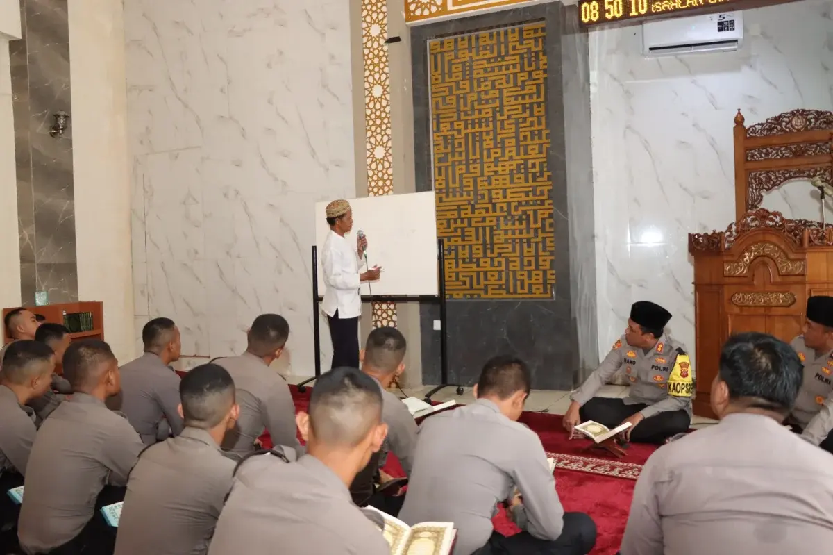 Tingkatkan Imtak di Bulan Ramadhan, Personel Polres Cirebon Kota Belajar Ngaji Bersama