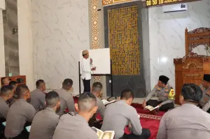 Tingkatkan Imtak di Bulan Ramadhan, Personel Polres Cirebon Kota Belajar Ngaji Bersama