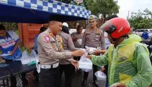 Ramadhan Peduli, Satlantas Polres Cirebon Kota Bagikan Takjil dan Nasi Kotak