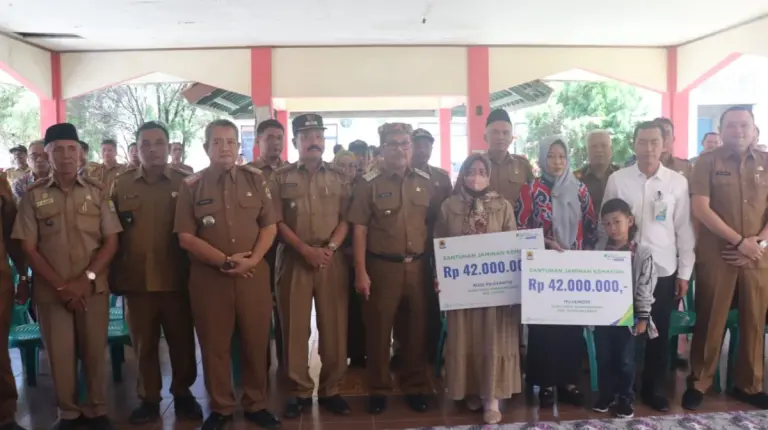 Dua Kuwu di Kabupaten Cirebon Meninggal, Bupati Serahkan Hak dari BPJS TK kepada Ahli Waris