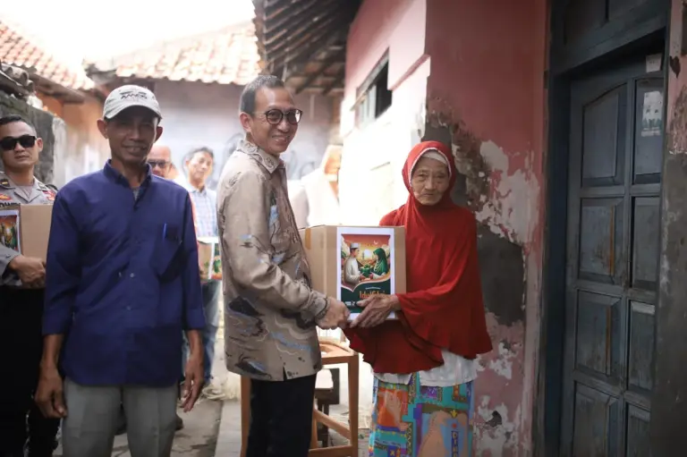 Hadirkan Kebahagiaan Ramadan, Cirebon Power Berbagi Ribuan Bingkisan Lebaran