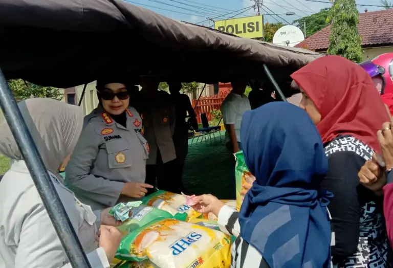 Bazar Murah Polresta Cirebon Disambut Antusias Masyarakat