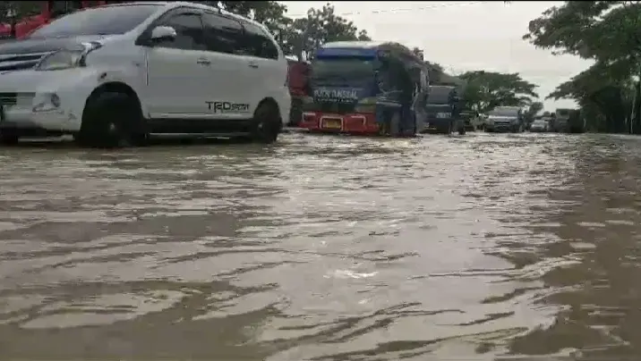 Banjir Meluas Hingga ke Jalur Pantura Cirebon, Petugas Kepolisian Evakuasi Korban Ratusan Warga