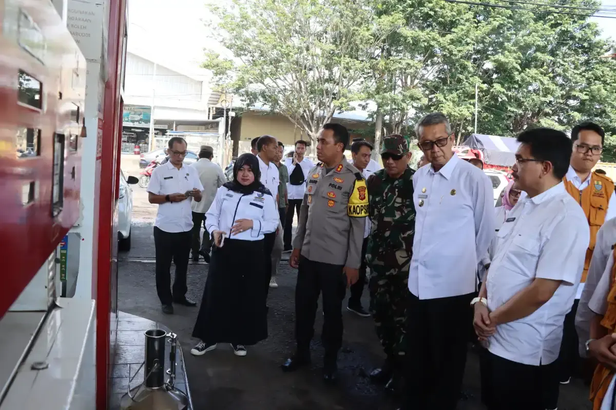 Jelang Lebaran, Forkopimda Kota Cirebon Cek Stok Distribusi Sembako dan Uji Tera BBM