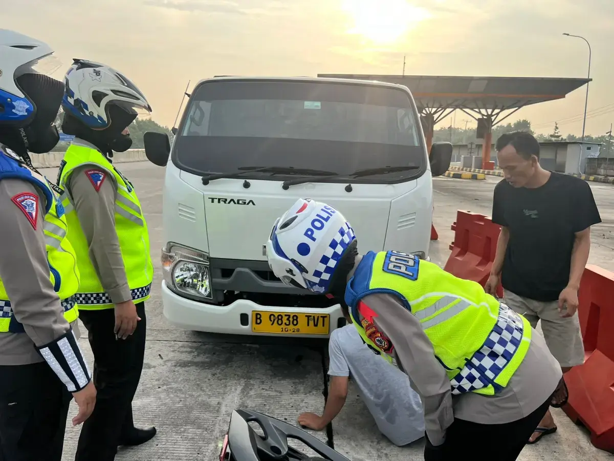 Demi Kelancaran Sesama Pemudik, Tim Polwan Sisir Pengendara yang Berhenti di Bahu Jalan Tol