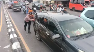 Sigap! Polresta Cirebon Bantu Mobil Mogok dalam Operasi Ketupat Lodaya 2024